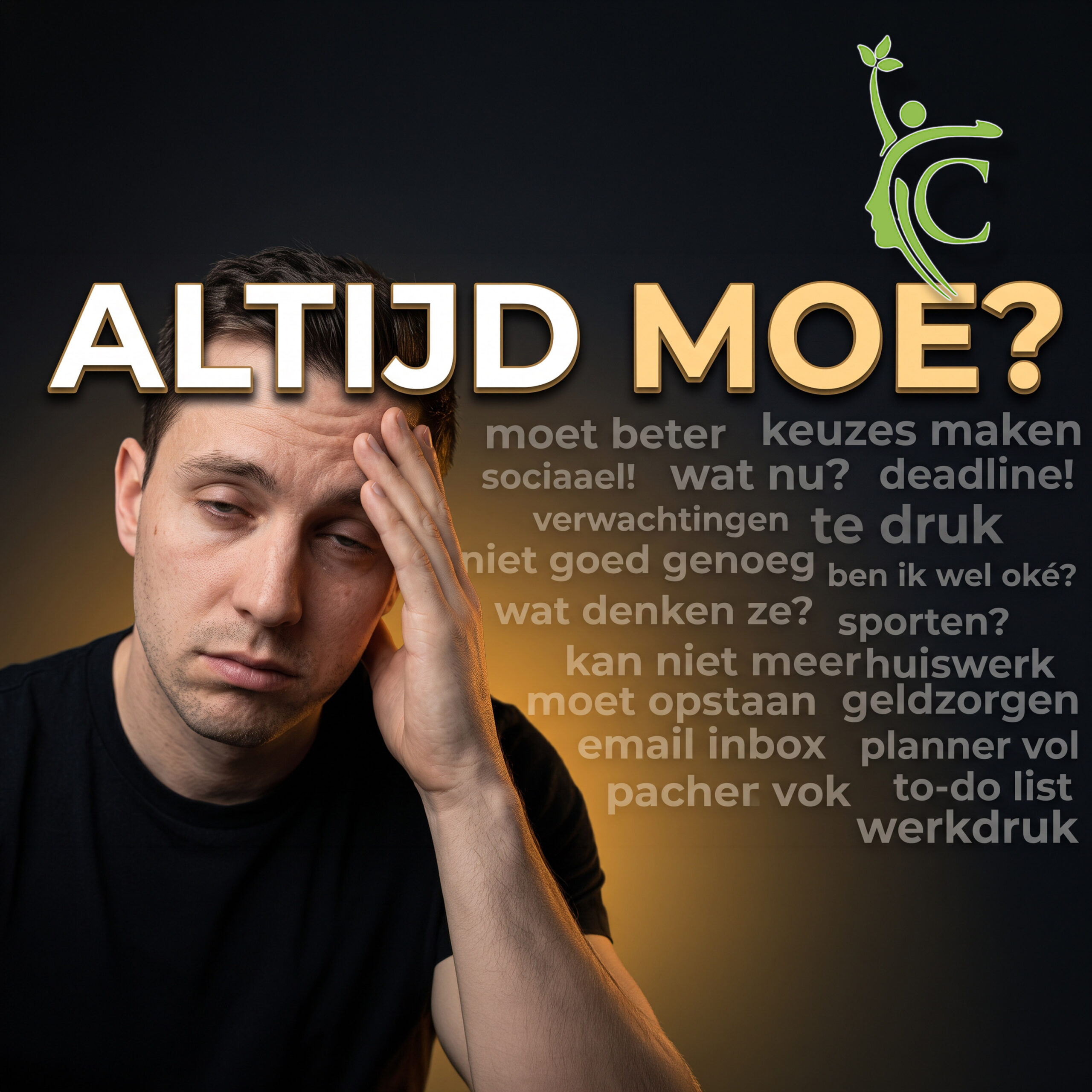 Vermoeide man met hand op voorhoofd, tekst "Altijd moe?" - blog over mentale vermoeidheid door continu oordelen